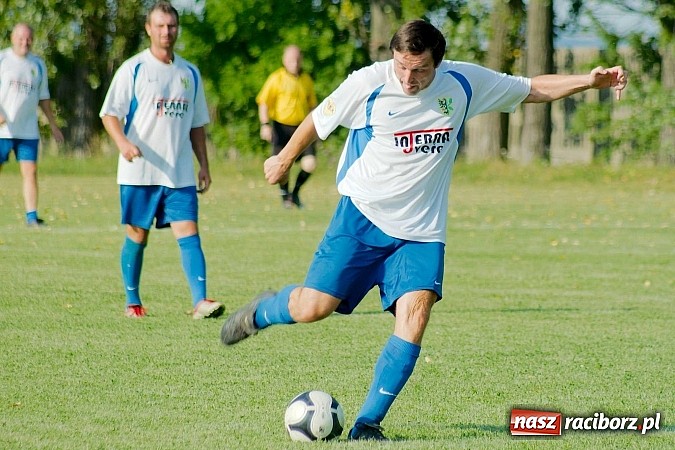 Zdjęcie w galerii na portalu naszraciborz.pl: Przednia zabawa w Owsiszczach. Oldboje Krzyżanowic z Pucharem Wójta wiadomości z regionu