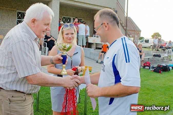 Zdjęcie w galerii na portalu naszraciborz.pl: Przednia zabawa w Owsiszczach. Oldboje Krzyżanowic z Pucharem Wójta wiadomości z regionu