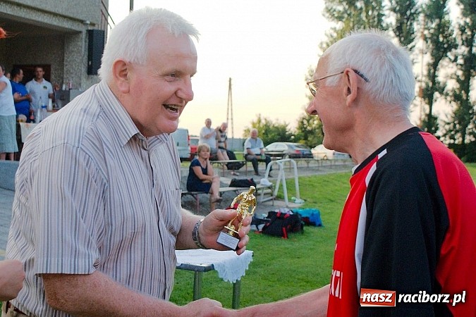 Zdjęcie w galerii na portalu naszraciborz.pl: Przednia zabawa w Owsiszczach. Oldboje Krzyżanowic z Pucharem Wójta wiadomości z regionu
