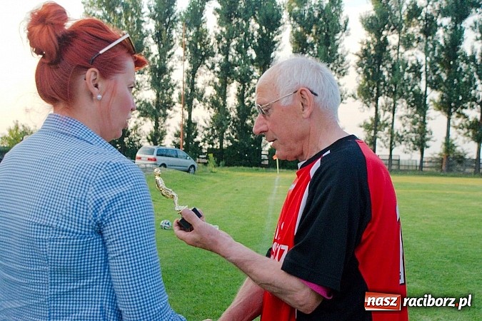 Zdjęcie w galerii na portalu naszraciborz.pl: Przednia zabawa w Owsiszczach. Oldboje Krzyżanowic z Pucharem Wójta wiadomości z regionu