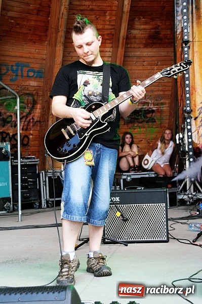 Zdjęcie w galerii na portalu naszraciborz.pl: Wodzisław Śląski: Najcieplejsze Miejsce Na Ziemi! Kamil Bednarek na finał festiwalu reggae wiadomości z regionu