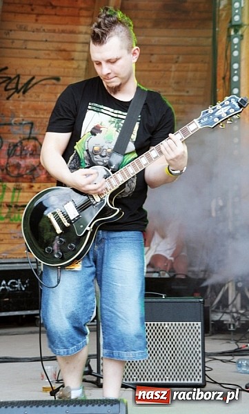 Zdjęcie w galerii na portalu naszraciborz.pl: Wodzisław Śląski: Najcieplejsze Miejsce Na Ziemi! Kamil Bednarek na finał festiwalu reggae wiadomości z regionu