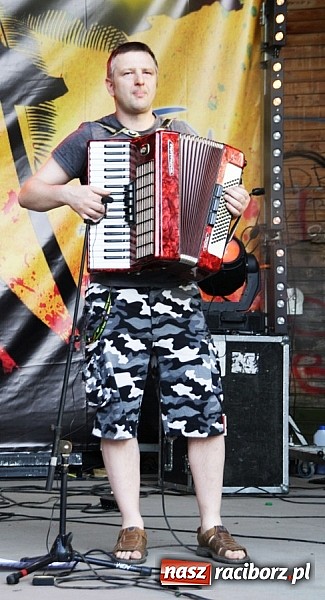 Zdjęcie w galerii na portalu naszraciborz.pl: Wodzisław Śląski: Najcieplejsze Miejsce Na Ziemi! Kamil Bednarek na finał festiwalu reggae wiadomości z regionu