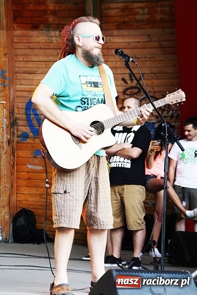 Zdjęcie w galerii na portalu naszraciborz.pl: Wodzisław Śląski: Najcieplejsze Miejsce Na Ziemi! Kamil Bednarek na finał festiwalu reggae wiadomości z regionu