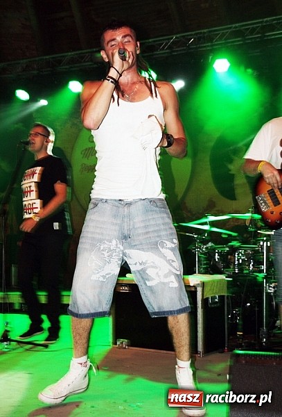 Zdjęcie w galerii na portalu naszraciborz.pl: Wodzisław Śląski: Najcieplejsze Miejsce Na Ziemi! Kamil Bednarek na finał festiwalu reggae wiadomości z regionu