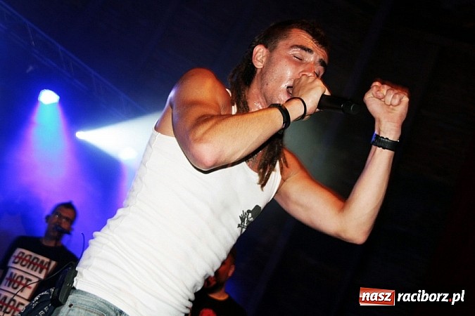 Zdjęcie w galerii na portalu naszraciborz.pl: Wodzisław Śląski: Najcieplejsze Miejsce Na Ziemi! Kamil Bednarek na finał festiwalu reggae wiadomości z regionu