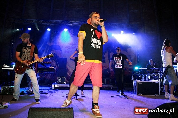 Zdjęcie w galerii na portalu naszraciborz.pl: Wodzisław Śląski: Najcieplejsze Miejsce Na Ziemi! Kamil Bednarek na finał festiwalu reggae wiadomości z regionu