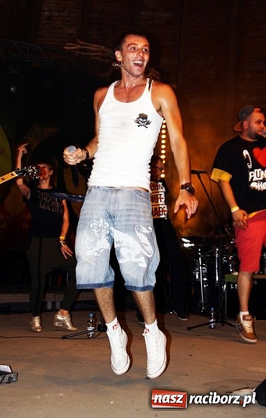 Zdjęcie w galerii na portalu naszraciborz.pl: Wodzisław Śląski: Najcieplejsze Miejsce Na Ziemi! Kamil Bednarek na finał festiwalu reggae wiadomości z regionu