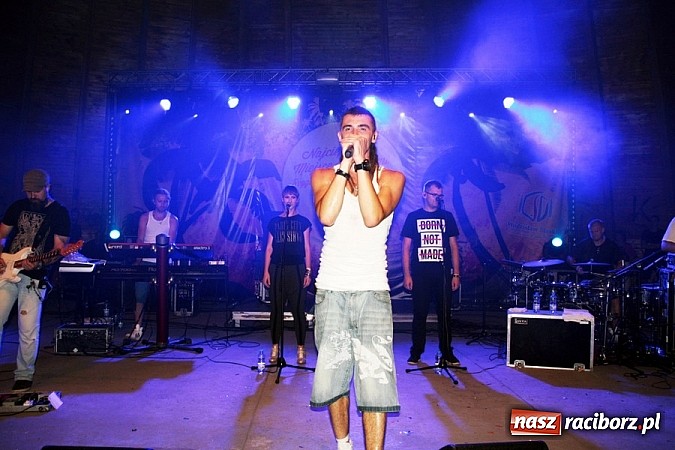 Zdjęcie w galerii na portalu naszraciborz.pl: Wodzisław Śląski: Najcieplejsze Miejsce Na Ziemi! Kamil Bednarek na finał festiwalu reggae wiadomości z regionu