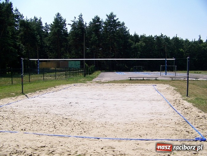 Zdjęcie w galerii na portalu naszraciborz.pl: Miłośnicy siatk&oacute;wki zbudowali w Kuźni Raciborskiej boisko przy szkole wiadomości z regionu