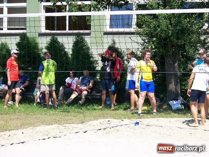 Zdjęcie w galerii na portalu naszraciborz.pl: Miłośnicy siatk&oacute;wki zbudowali w Kuźni Raciborskiej boisko przy szkole wiadomości z regionu