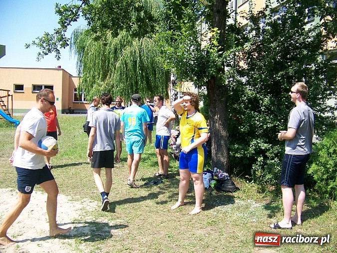 Zdjęcie w galerii na portalu naszraciborz.pl: Miłośnicy siatk&oacute;wki zbudowali w Kuźni Raciborskiej boisko przy szkole wiadomości z regionu