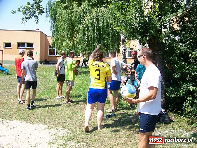 Zdjęcie w galerii na portalu naszraciborz.pl: Miłośnicy siatk&oacute;wki zbudowali w Kuźni Raciborskiej boisko przy szkole wiadomości z regionu