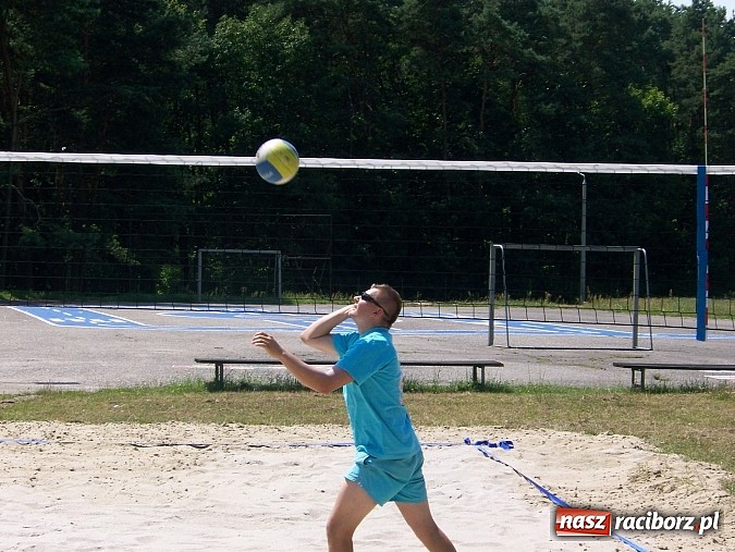Zdjęcie w galerii na portalu naszraciborz.pl: Miłośnicy siatk&oacute;wki zbudowali w Kuźni Raciborskiej boisko przy szkole wiadomości z regionu