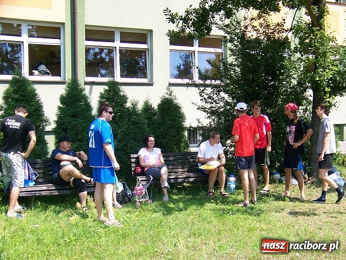 Zdjęcie w galerii na portalu naszraciborz.pl: Miłośnicy siatk&oacute;wki zbudowali w Kuźni Raciborskiej boisko przy szkole wiadomości z regionu
