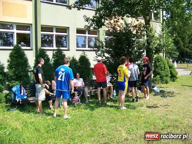 Zdjęcie w galerii na portalu naszraciborz.pl: Miłośnicy siatk&oacute;wki zbudowali w Kuźni Raciborskiej boisko przy szkole wiadomości z regionu