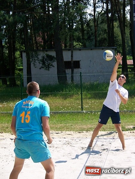 Zdjęcie w galerii na portalu naszraciborz.pl: Miłośnicy siatk&oacute;wki zbudowali w Kuźni Raciborskiej boisko przy szkole wiadomości z regionu