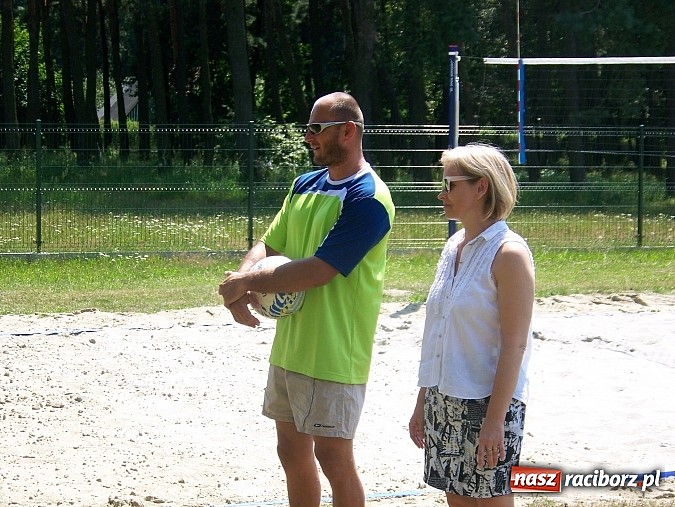 Zdjęcie w galerii na portalu naszraciborz.pl: Miłośnicy siatk&oacute;wki zbudowali w Kuźni Raciborskiej boisko przy szkole wiadomości z regionu