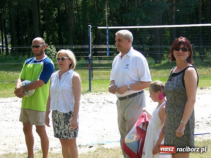 Zdjęcie w galerii na portalu naszraciborz.pl: Miłośnicy siatk&oacute;wki zbudowali w Kuźni Raciborskiej boisko przy szkole wiadomości z regionu