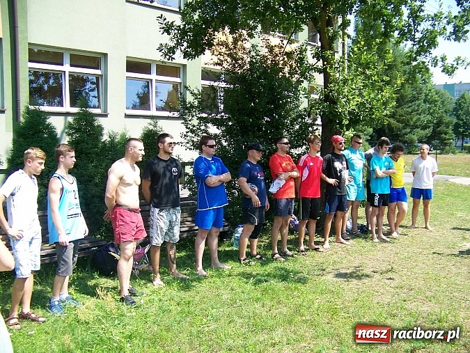 Zdjęcie w galerii na portalu naszraciborz.pl: Miłośnicy siatk&oacute;wki zbudowali w Kuźni Raciborskiej boisko przy szkole wiadomości z regionu