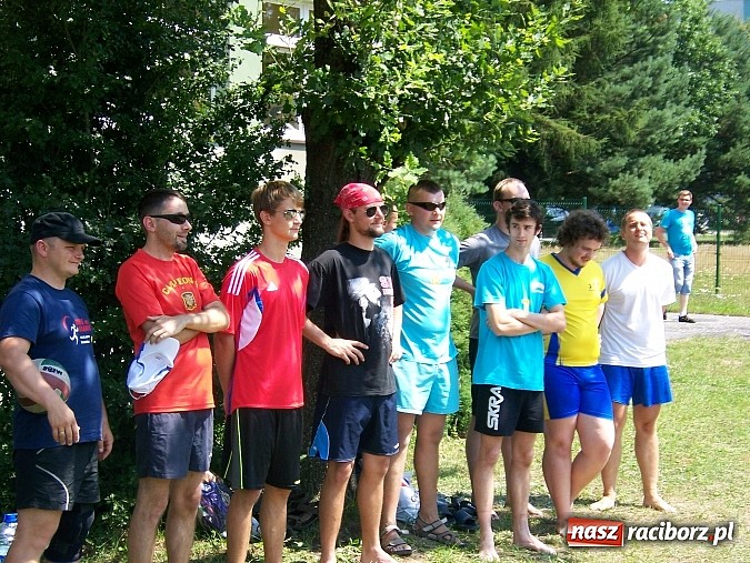 Zdjęcie w galerii na portalu naszraciborz.pl: Miłośnicy siatk&oacute;wki zbudowali w Kuźni Raciborskiej boisko przy szkole wiadomości z regionu