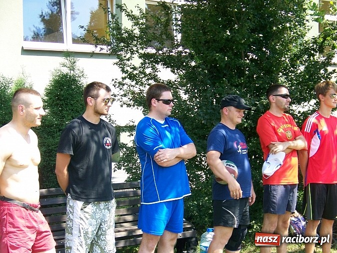 Zdjęcie w galerii na portalu naszraciborz.pl: Miłośnicy siatk&oacute;wki zbudowali w Kuźni Raciborskiej boisko przy szkole wiadomości z regionu