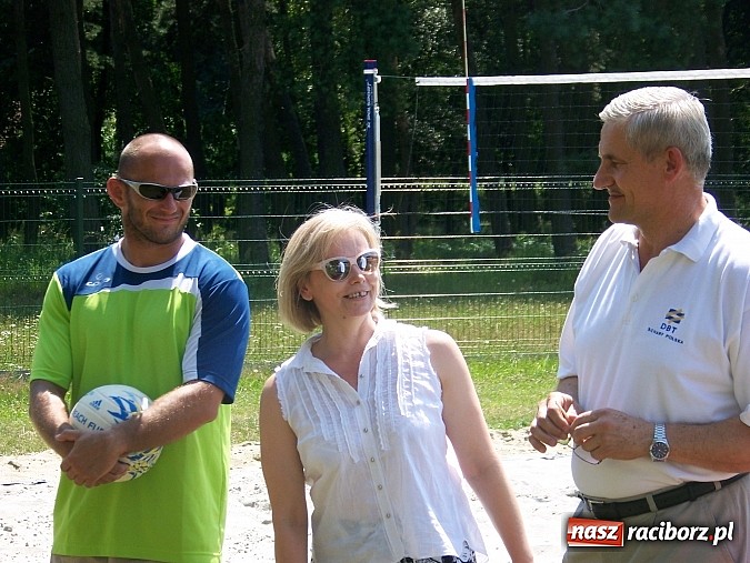 Zdjęcie w galerii na portalu naszraciborz.pl: Miłośnicy siatk&oacute;wki zbudowali w Kuźni Raciborskiej boisko przy szkole wiadomości z regionu