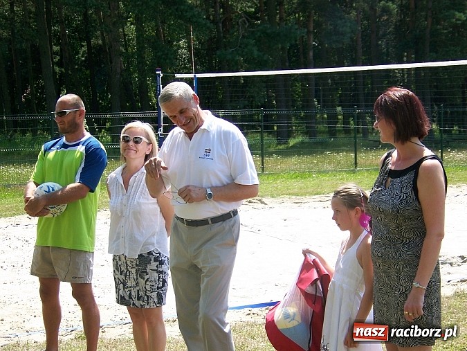 Zdjęcie w galerii na portalu naszraciborz.pl: Miłośnicy siatk&oacute;wki zbudowali w Kuźni Raciborskiej boisko przy szkole wiadomości z regionu