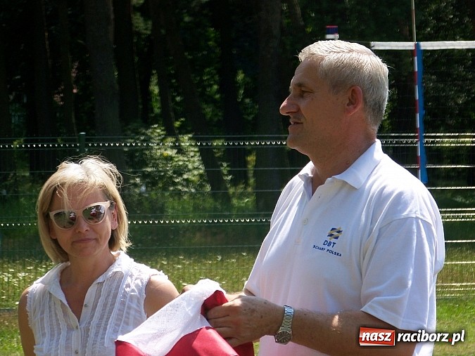 Zdjęcie w galerii na portalu naszraciborz.pl: Miłośnicy siatk&oacute;wki zbudowali w Kuźni Raciborskiej boisko przy szkole wiadomości z regionu