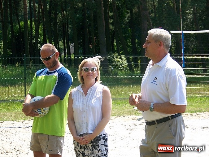 Zdjęcie w galerii na portalu naszraciborz.pl: Miłośnicy siatk&oacute;wki zbudowali w Kuźni Raciborskiej boisko przy szkole wiadomości z regionu