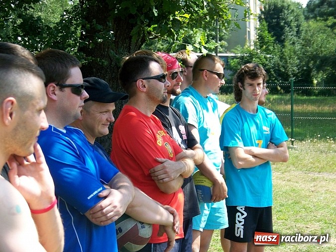 Zdjęcie w galerii na portalu naszraciborz.pl: Miłośnicy siatk&oacute;wki zbudowali w Kuźni Raciborskiej boisko przy szkole wiadomości z regionu