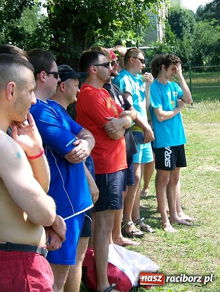 Zdjęcie w galerii na portalu naszraciborz.pl: Miłośnicy siatk&oacute;wki zbudowali w Kuźni Raciborskiej boisko przy szkole wiadomości z regionu