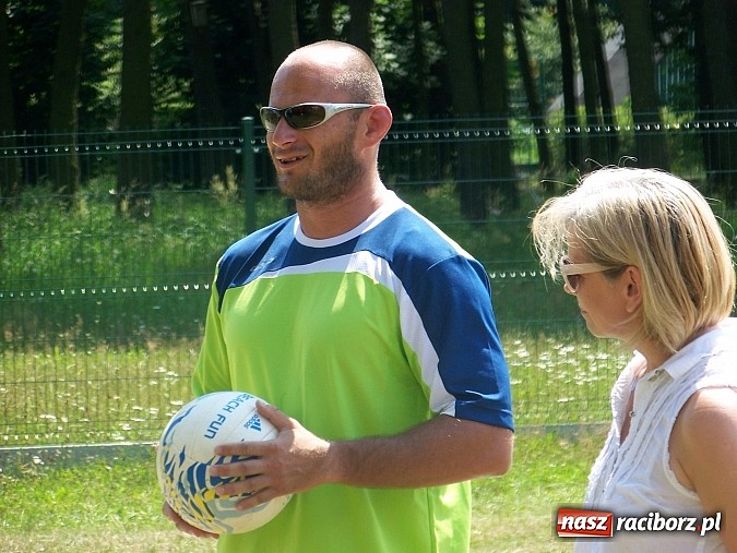 Zdjęcie w galerii na portalu naszraciborz.pl: Miłośnicy siatk&oacute;wki zbudowali w Kuźni Raciborskiej boisko przy szkole wiadomości z regionu