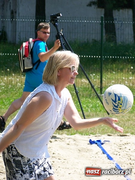 Zdjęcie w galerii na portalu naszraciborz.pl: Miłośnicy siatk&oacute;wki zbudowali w Kuźni Raciborskiej boisko przy szkole wiadomości z regionu