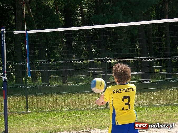 Zdjęcie w galerii na portalu naszraciborz.pl: Miłośnicy siatk&oacute;wki zbudowali w Kuźni Raciborskiej boisko przy szkole wiadomości z regionu