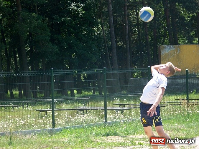 Zdjęcie w galerii na portalu naszraciborz.pl: Miłośnicy siatk&oacute;wki zbudowali w Kuźni Raciborskiej boisko przy szkole wiadomości z regionu