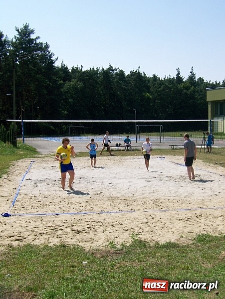Zdjęcie w galerii na portalu naszraciborz.pl: Miłośnicy siatk&oacute;wki zbudowali w Kuźni Raciborskiej boisko przy szkole wiadomości z regionu