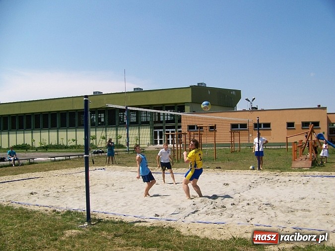 Zdjęcie w galerii na portalu naszraciborz.pl: Miłośnicy siatk&oacute;wki zbudowali w Kuźni Raciborskiej boisko przy szkole wiadomości z regionu
