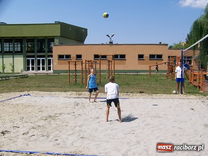 Zdjęcie w galerii na portalu naszraciborz.pl: Miłośnicy siatk&oacute;wki zbudowali w Kuźni Raciborskiej boisko przy szkole wiadomości z regionu