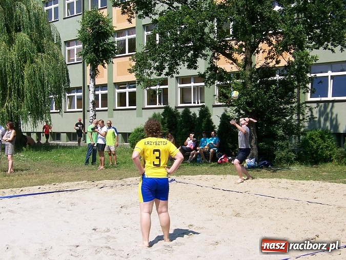 Zdjęcie w galerii na portalu naszraciborz.pl: Miłośnicy siatk&oacute;wki zbudowali w Kuźni Raciborskiej boisko przy szkole wiadomości z regionu