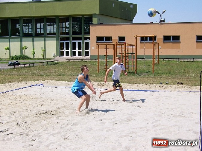 Zdjęcie w galerii na portalu naszraciborz.pl: Miłośnicy siatk&oacute;wki zbudowali w Kuźni Raciborskiej boisko przy szkole wiadomości z regionu
