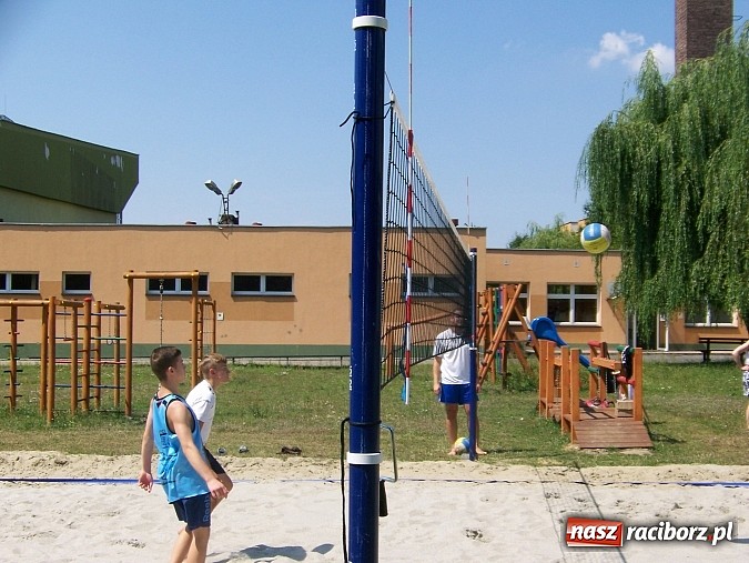 Zdjęcie w galerii na portalu naszraciborz.pl: Miłośnicy siatk&oacute;wki zbudowali w Kuźni Raciborskiej boisko przy szkole wiadomości z regionu