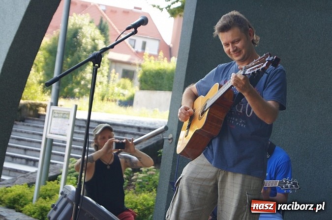 Zdjęcie w galerii na portalu naszraciborz.pl: Perspektywa Okolicy zagrała w Parku Roth wiadomości z regionu
