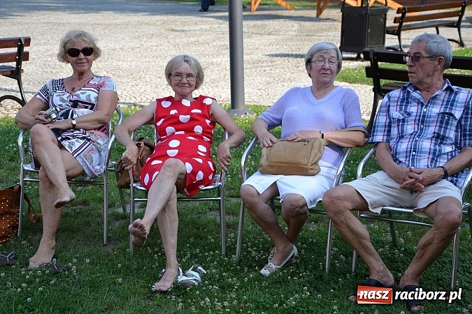 Zdjęcie w galerii na portalu naszraciborz.pl: Piosenki na zamku czar, czyli minirecitale pod parasolem na zamkowym dziedzińcu wiadomości z regionu