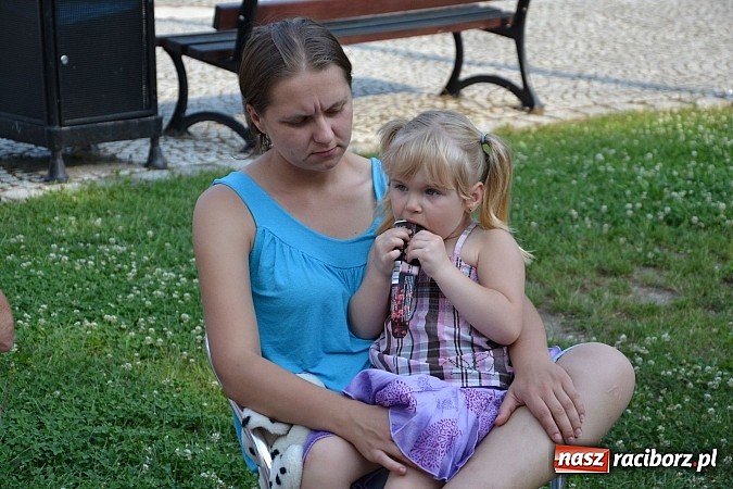 Zdjęcie w galerii na portalu naszraciborz.pl: Piosenki na zamku czar, czyli minirecitale pod parasolem na zamkowym dziedzińcu wiadomości z regionu
