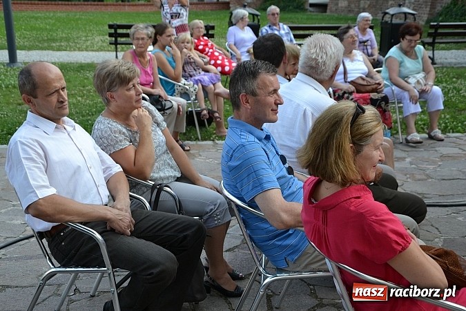 Zdjęcie w galerii na portalu naszraciborz.pl: Piosenki na zamku czar, czyli minirecitale pod parasolem na zamkowym dziedzińcu wiadomości z regionu