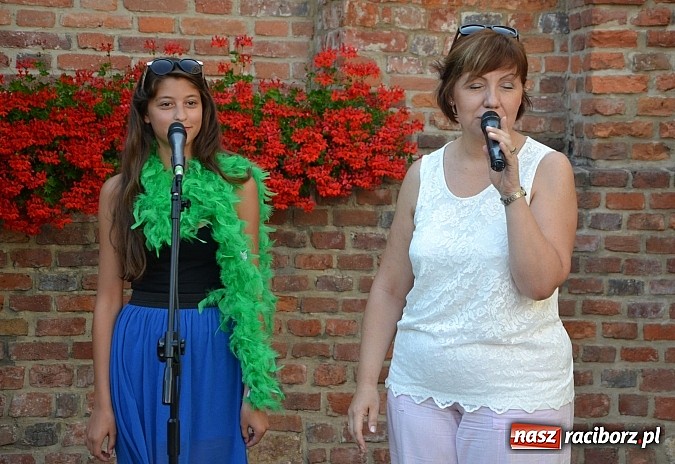 Zdjęcie w galerii na portalu naszraciborz.pl: Piosenki na zamku czar, czyli minirecitale pod parasolem na zamkowym dziedzińcu wiadomości z regionu