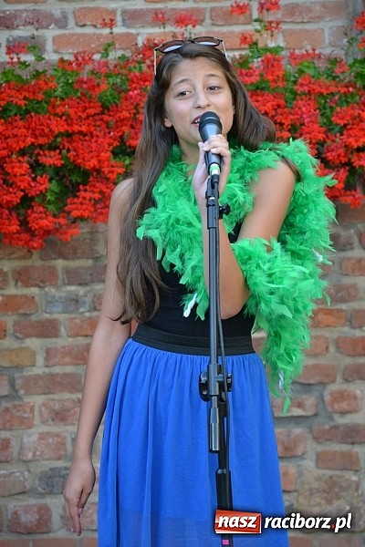 Zdjęcie w galerii na portalu naszraciborz.pl: Piosenki na zamku czar, czyli minirecitale pod parasolem na zamkowym dziedzińcu wiadomości z regionu