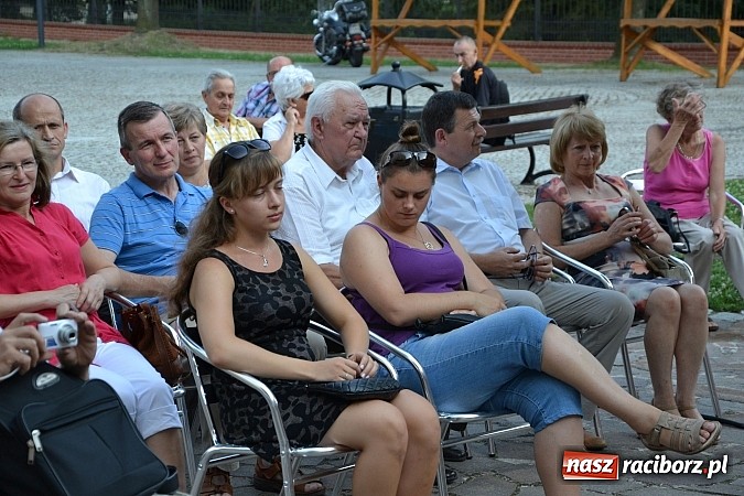 Zdjęcie w galerii na portalu naszraciborz.pl: Piosenki na zamku czar, czyli minirecitale pod parasolem na zamkowym dziedzińcu wiadomości z regionu