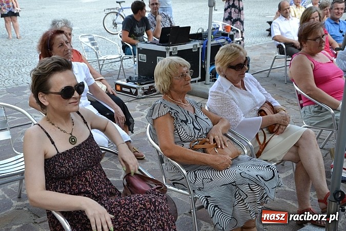 Zdjęcie w galerii na portalu naszraciborz.pl: Piosenki na zamku czar, czyli minirecitale pod parasolem na zamkowym dziedzińcu wiadomości z regionu